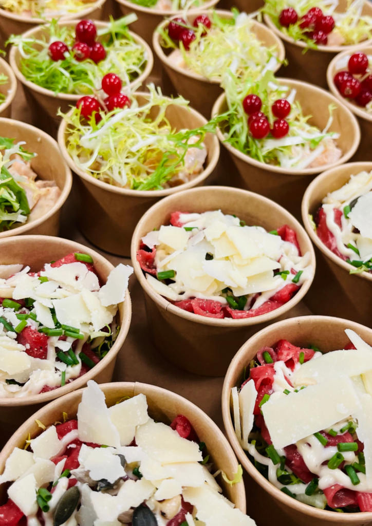 Joy of Taste Amuse bakjes met carpaccio gerookte kop en gerookte kaas