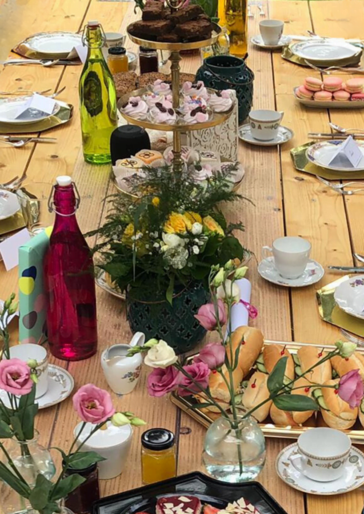 Joy of Taste High tea met belegde broodjes, zoetigheid en hartige hapjes , smoothie en thee